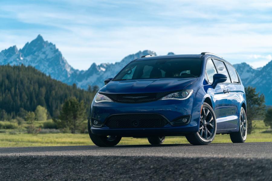  Chrysler Pacifica Limited S Appearance Package (RU) 2017 года  (фото 12 из 40)
